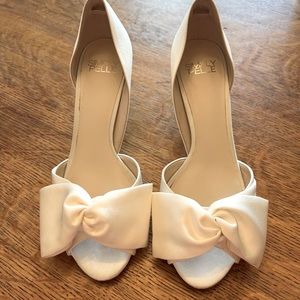 Wedding shoes size 8 ivory color with bow- mid heel